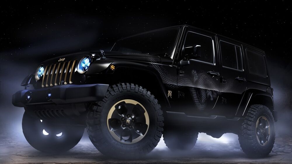 Обои для рабочего стола Черный Jeep стоит под ночным небом