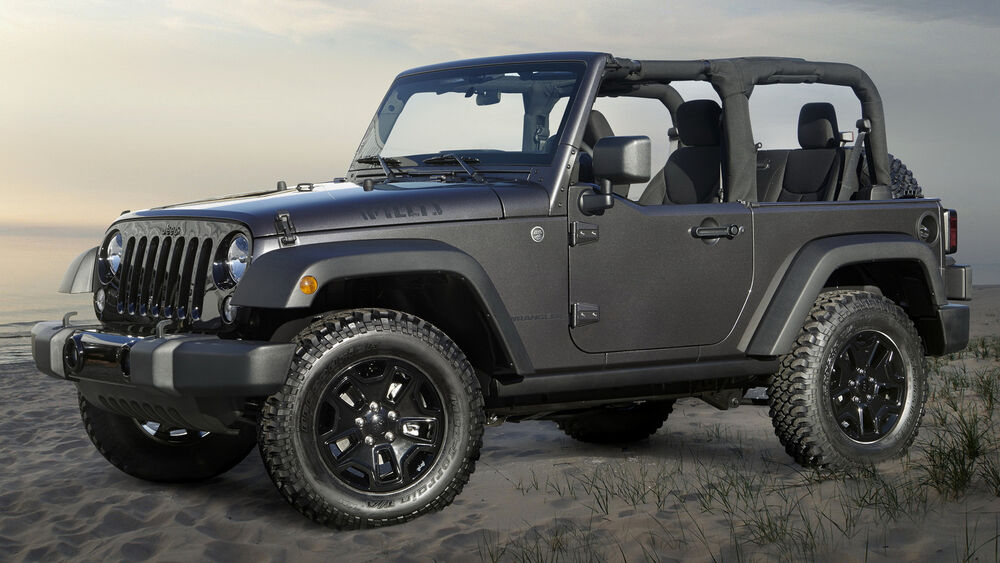 Обои для рабочего стола Серый Jeep Wrangler стоит на берегу на песке на закате