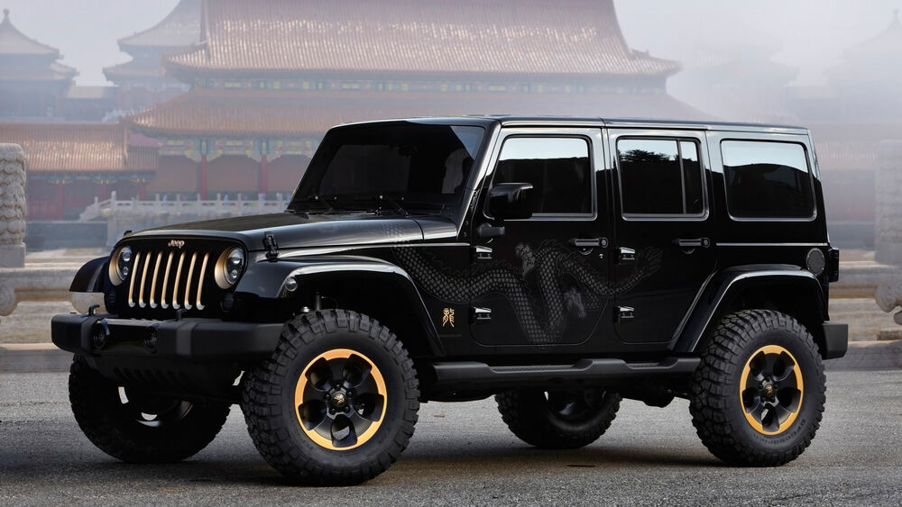 Обои для рабочего стола Черный Jeep Wrangler стоит на дороге на фоне китайского дома в дымке