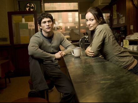 Обои на рабочий стол Оливия Уайлд / Olivia Wilde стоит за барной стойкой из 1 сезона сериала Братья Доннелли