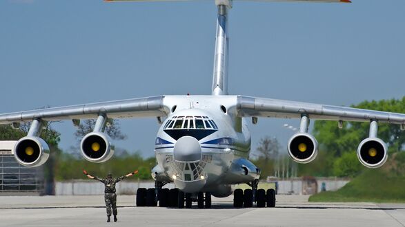 Обои на рабочий стол Военно транспортный ил готовится к взлету