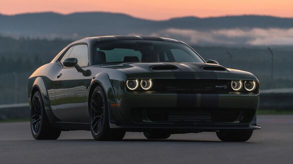 Обои на рабочий стол Серый Dodge Challenger SRT Hellcat на фоне гор на закате