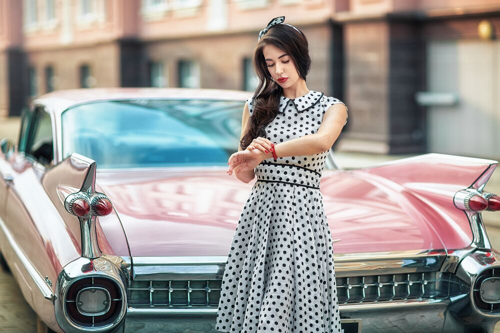 Обои для рабочего стола Модель Анастасия в платье в горошек стоит у ретро авто на городской улице
