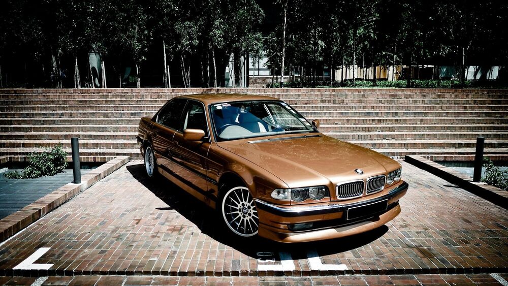 Обои для рабочего стола Коричневый BMW E38 у ступеней