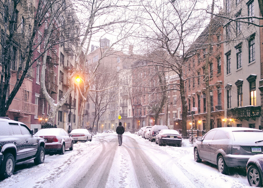 Обои для рабочего стола Мужчина идет по покрытой снегом улице в Америке / USA / United States, New York, Manhattan