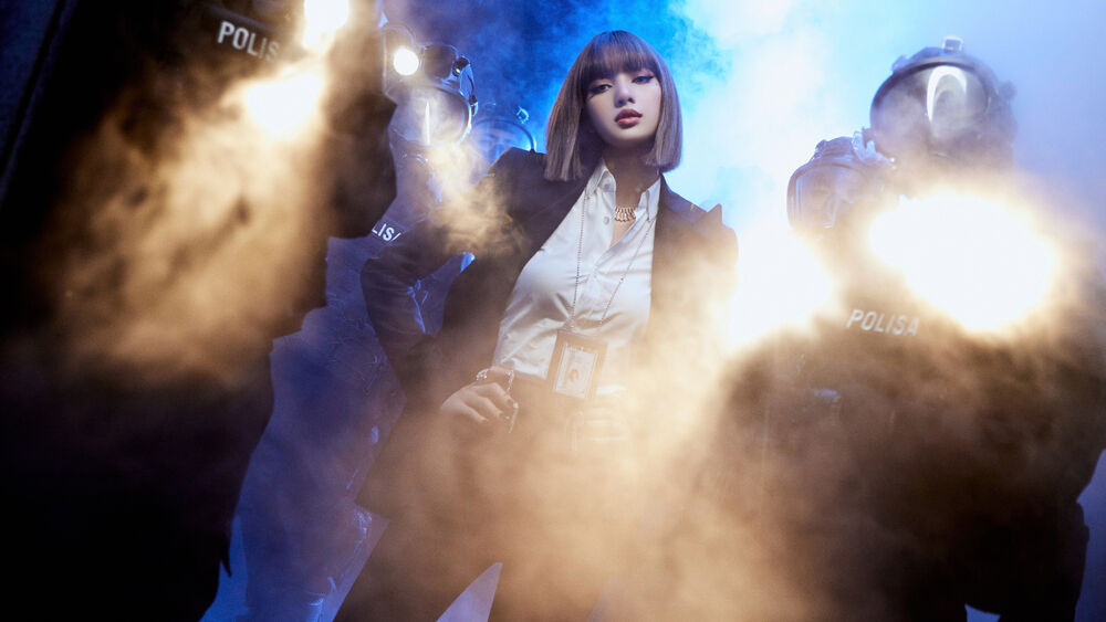 Обои для рабочего стола Лалиса / Lalisa из музыкальной группы Блэкпинк / Blackpink, позирует в форме сотрудника полиции - кадр из клипа LALISA