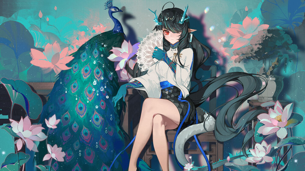 Обои для рабочего стола Dusk / Даск из игры Arknights с веером в руке сидит на стуле, рядом стоит павлин