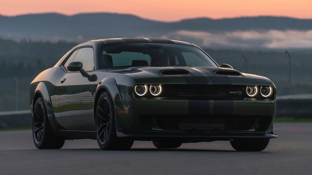 Обои для рабочего стола Серый Dodge Challenger SRT Hellcat на фоне гор на закате