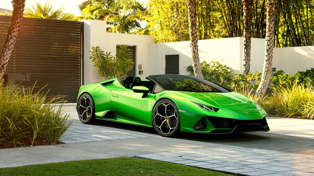 Обои для рабочего стола Зеленая Lamborghini Huracán в дворе дома у ворот