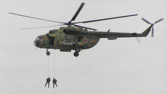 Обои на рабочий стол Высадка десанта с вертолета Ми-8 на фоне пасмурного неба