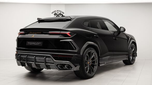 Обои на рабочий стол Черный Lamborghini urus сзади в белом помещении