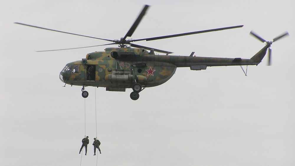 Обои для рабочего стола Высадка десанта с вертолета Ми-8 на фоне пасмурного неба