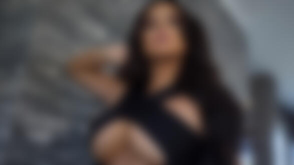 Обои на рабочий стол Портрет Abigail Ratchford / Эбигейл Рэтчфорд в черной одежде в помещении
