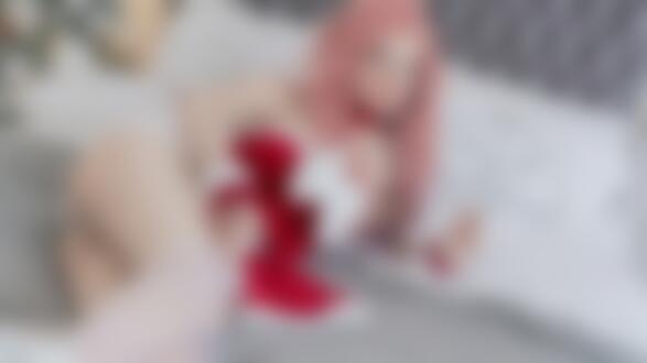 Обои на рабочий стол Девушка в костюме Санта Клауса с розовыми волосами позирует на кровати