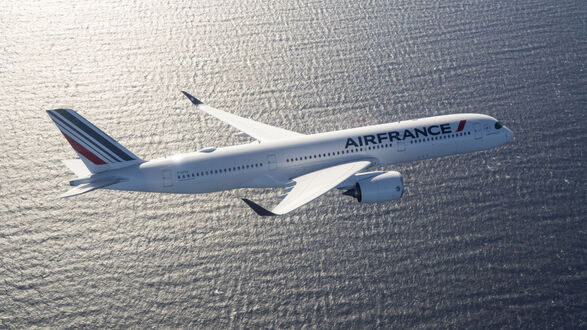 Обои на рабочий стол Самолет компании Air France летит над морем