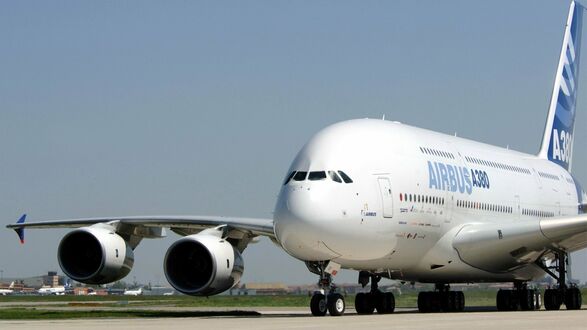 Обои на рабочий стол Airbus a380 готовятся к взлету