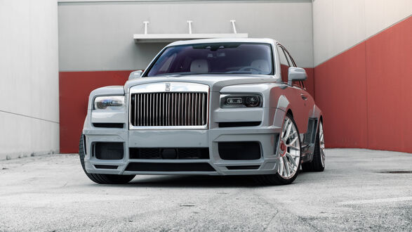Обои на рабочий стол Роллс-Ройс / Rolls-Royce стоит в гаражном помещении