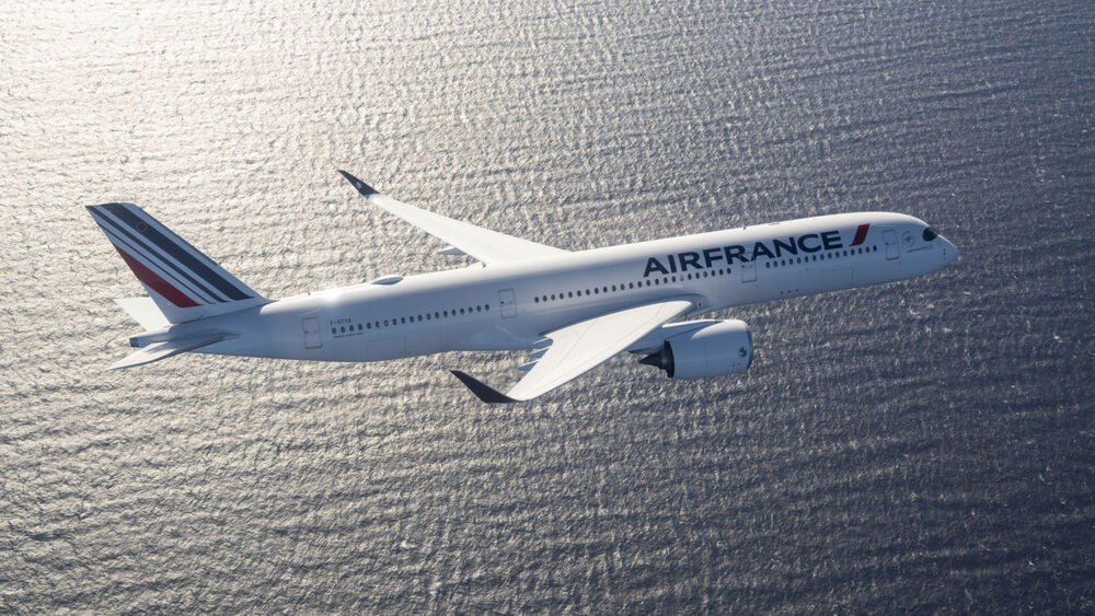 Обои для рабочего стола Самолет компании Air France летит над морем