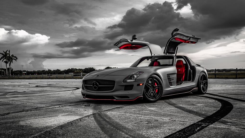 Обои для рабочего стола Mercedes-Benz SLS AMG с открытыми дверьми под пасмурным небом