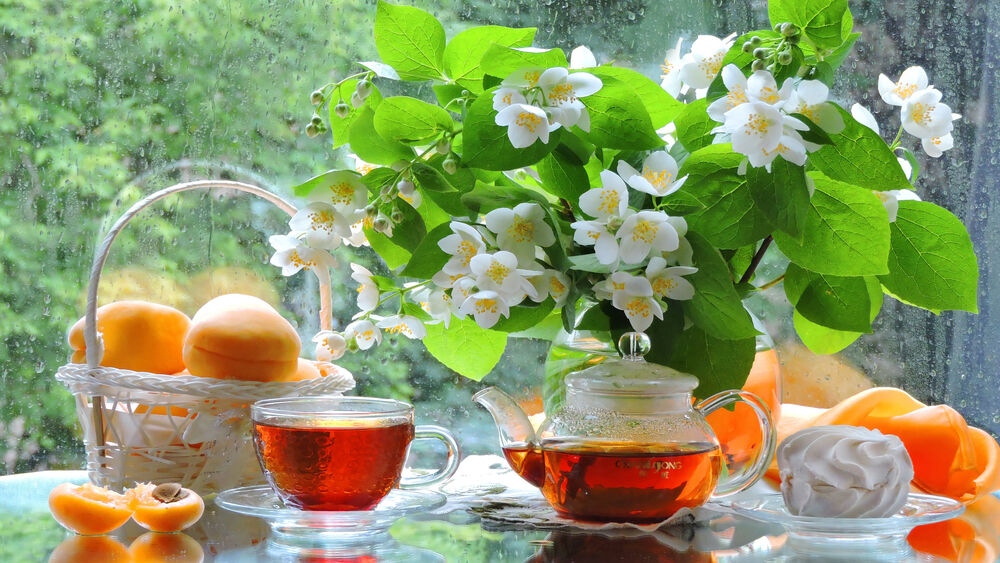 Обои для рабочего стола Чай и цветы на столе с персиками