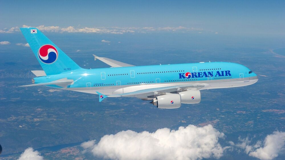 Обои для рабочего стола Голубой Boeing 737 (Korean air) летит среди облаков