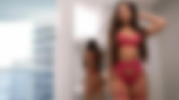 Обои для рабочего стола Модель Angie Varona в розовом нижнем белье стоит в комнате на фоне стены с зеркалом