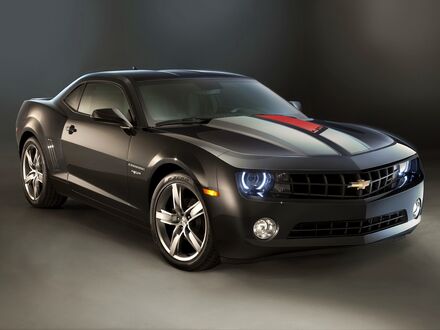 Обои на рабочий стол Черный Chevrolet Camaro V6 323 HP на сером фоне