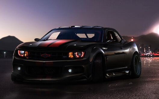 Обои на рабочий стол Черный Chevrolet Camaro с красными полосами на капоте, на мокром асфальте ночью на фоне гор