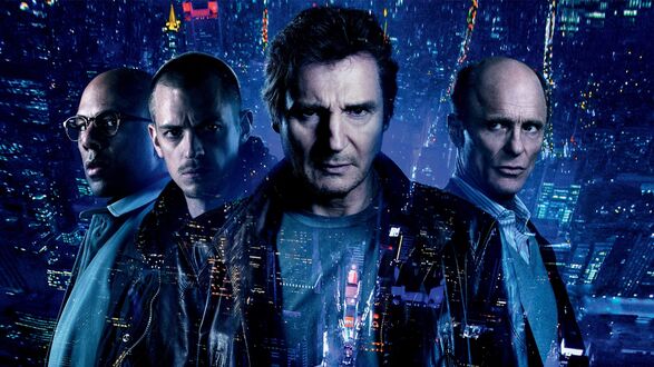 Обои на рабочий стол Лиам Нисон / Liam Neeson на фоне ночного города из фильма Ночной беглец