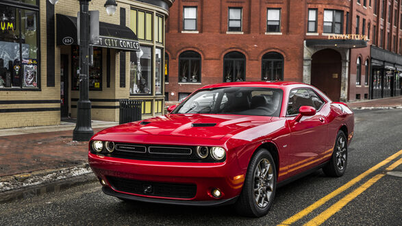 Обои на рабочий стол Красный Dodge Challenger на улице