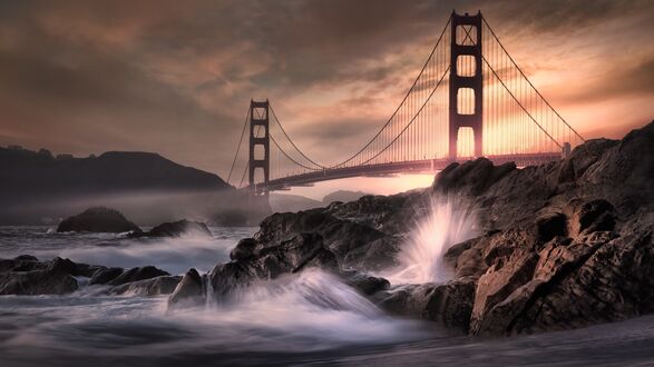 Обои на рабочий стол Вид на мост Золотые ворота / Golden Gate в Сан-Франциско / San-Francisco, USA / США на закате