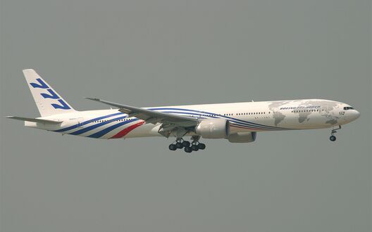 Обои на рабочий стол Боинг / Boeing 777 на фоне серого неба