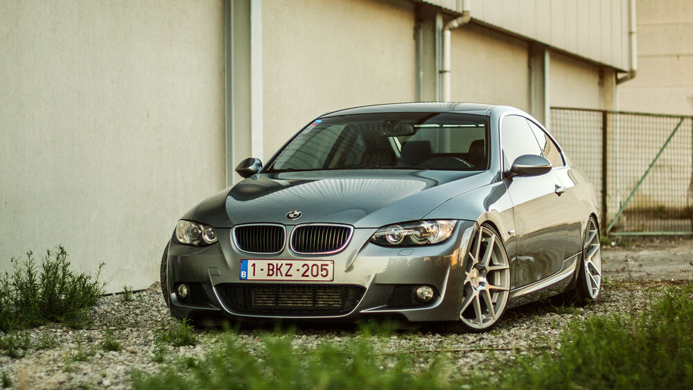 Обои для рабочего стола Серебристый BMW 335 e92 у дома