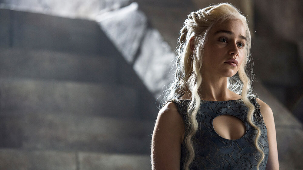 Обои для рабочего стола Дейенерис Таргариен / Daenerys Targaryen на фоне лестинцы из сериала Игра престолов / Game of Thrones
