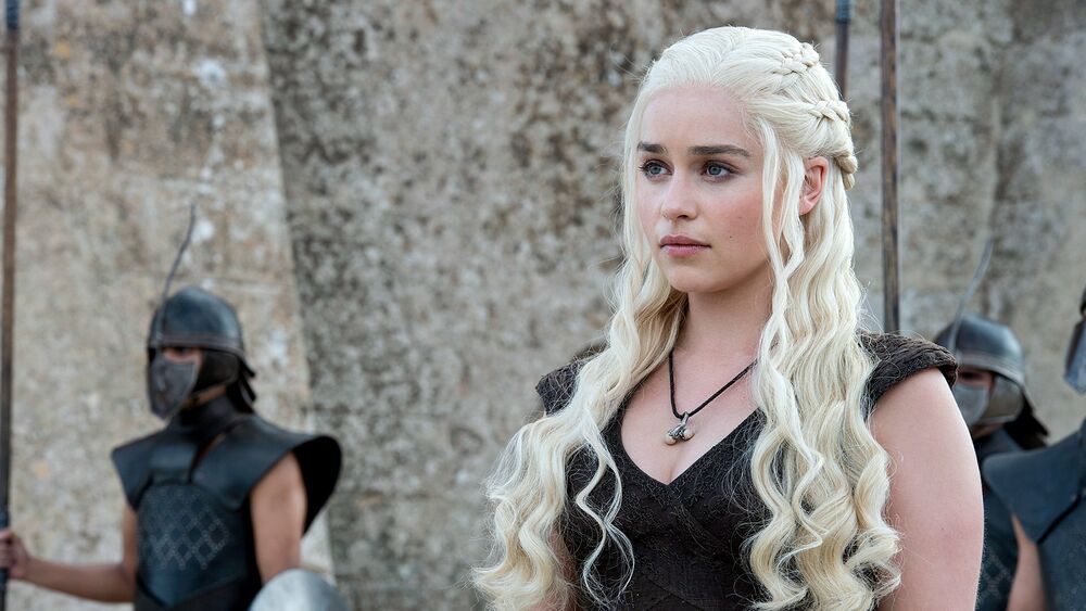 Обои для рабочего стола Дейенерис Таргариен / Daenerys Targaryen из сериала Игра престолов / Game of Thrones на фоне горы воинов