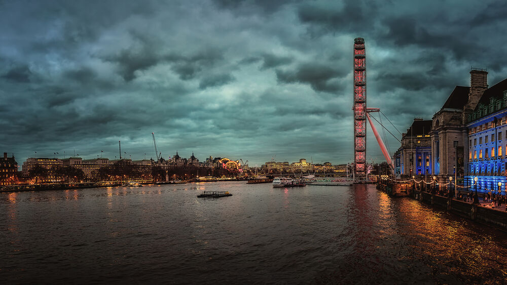 Обои для рабочего стола Вид на колесо обозрения Лондонский глаз / London eye, Лондон, Великобритания под пасмурным небом вечером