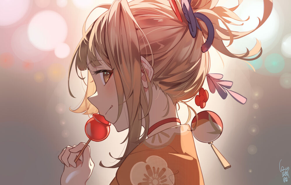 Обои для рабочего стола Yoimiya / Еимия из игры Геншин / След воздействия / Genshin Impact держит в руке яблоко в карамели