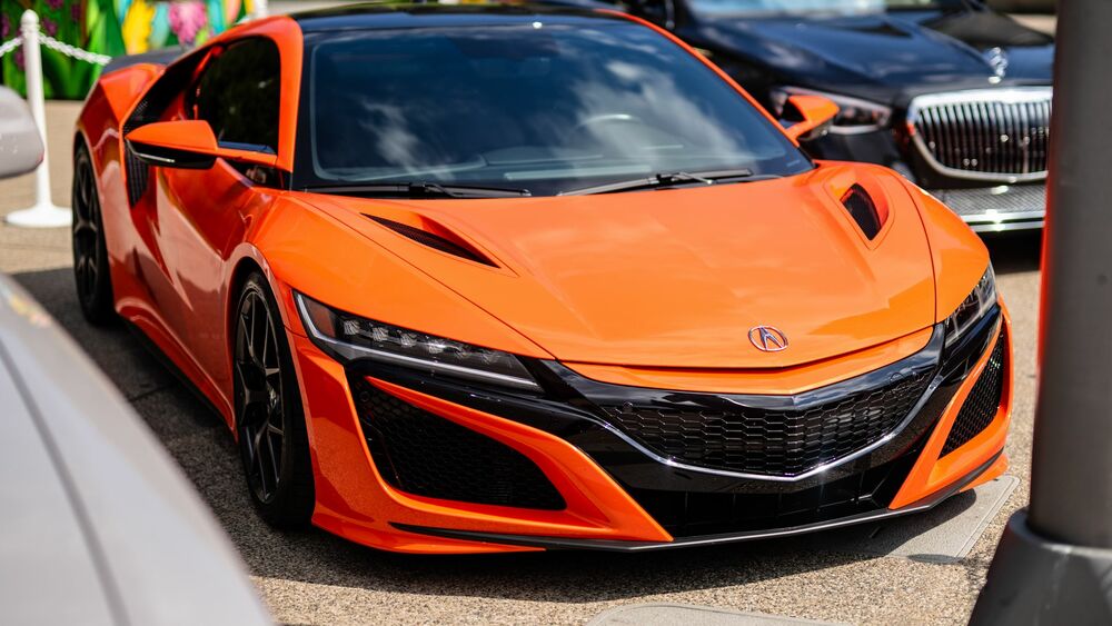 Обои для рабочего стола Припаркованная оранжевая Acura nsx