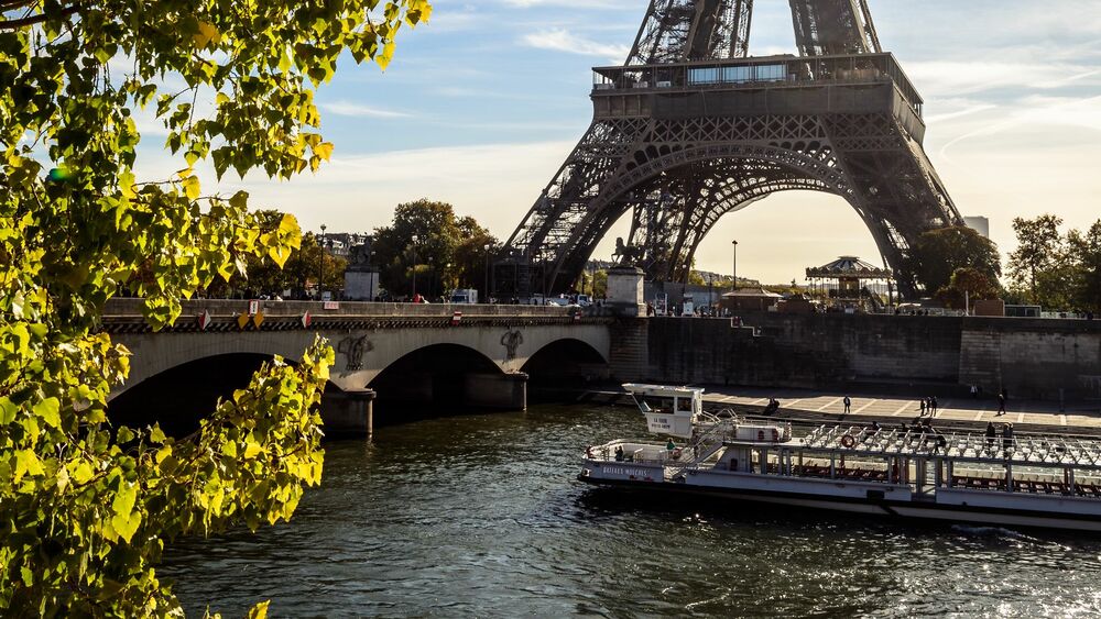 Обои для рабочего стола Корабль проплывает под мостом на фоне Эйфелевой башни / Eifel Tower Paris France