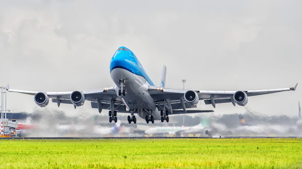 Обои на рабочий стол Боинг компании KLM набирает высоту