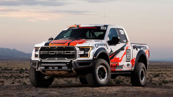 Обои на рабочий стол Ford Raptor стоит пустыни