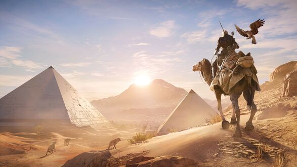 Обои на рабочий стол Персонаж игры Assassins creed сидит на верблюде на фоне пирамид