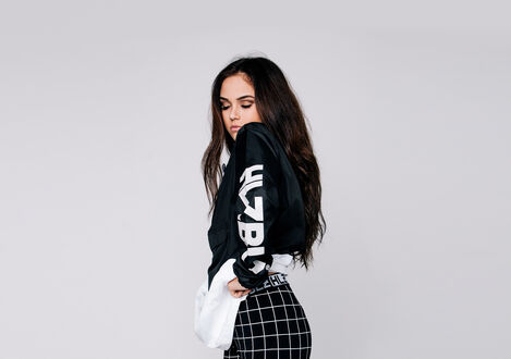 Обои на рабочий стол Певица Мэгги Линдеманн / Maggie Lindemann закрыв глаза позирует на светло сером фоне