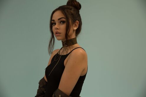 Обои на рабочий стол Мэгги Линдеманн / Maggie Lindemann в черном платье на сером фоне
