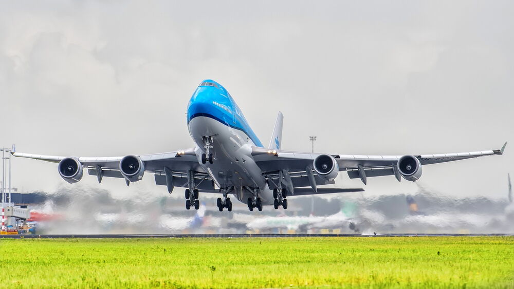Обои для рабочего стола Боинг компании KLM набирает высоту