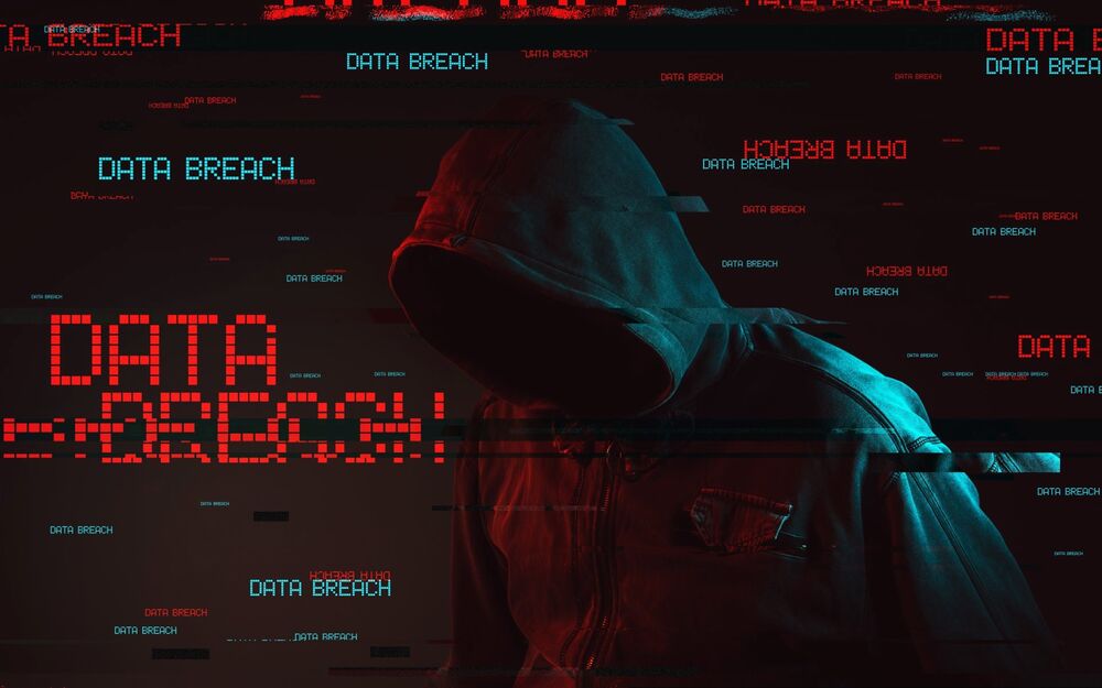 Обои для рабочего стола Кто то в худи стоит на фоне надписей (Data breach)