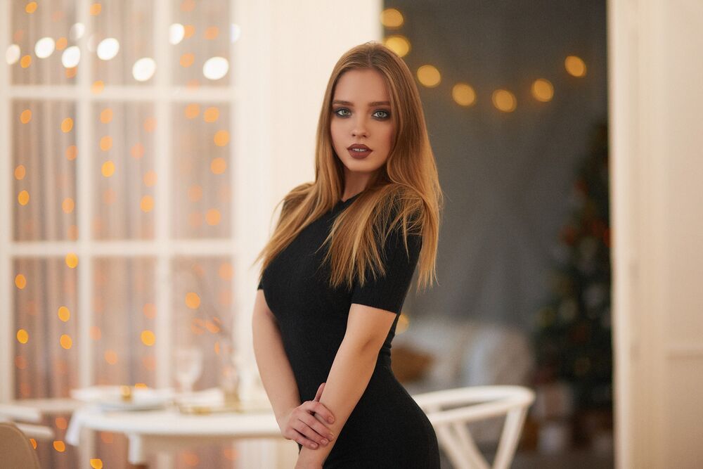 Обои для рабочего стола Екатерина Котаро в черном платье в комнате