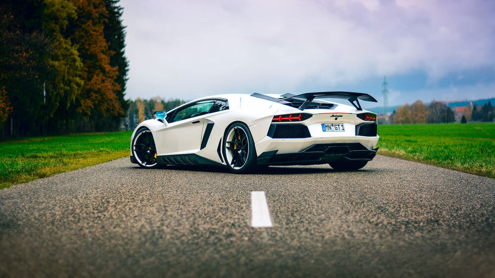Обои для рабочего стола Белая Lamborghini на дороге вид сзади