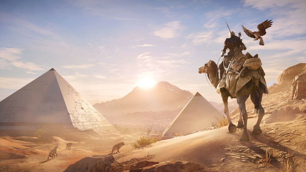 Обои для рабочего стола Персонаж игры Assassins creed сидит на верблюде на фоне пирамид