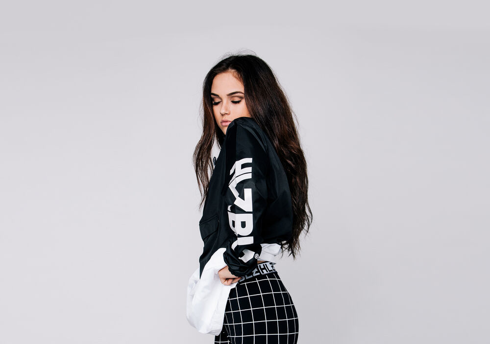 Обои для рабочего стола Певица Мэгги Линдеманн / Maggie Lindemann закрыв глаза позирует на светло сером фоне